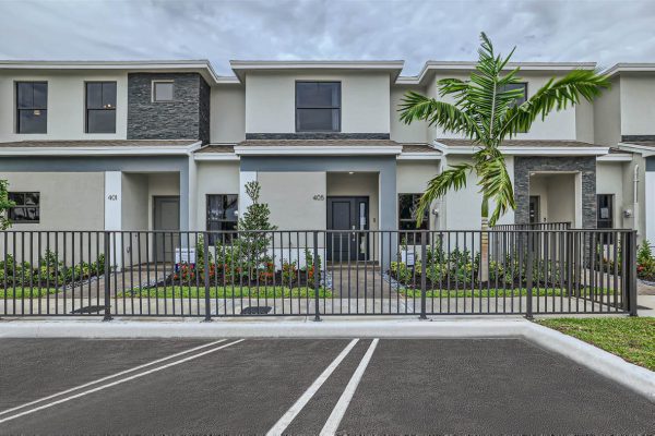 405_NE_1st_Drive_-_Web_Quality_-_000_-_02_Exterior_Front-2-2