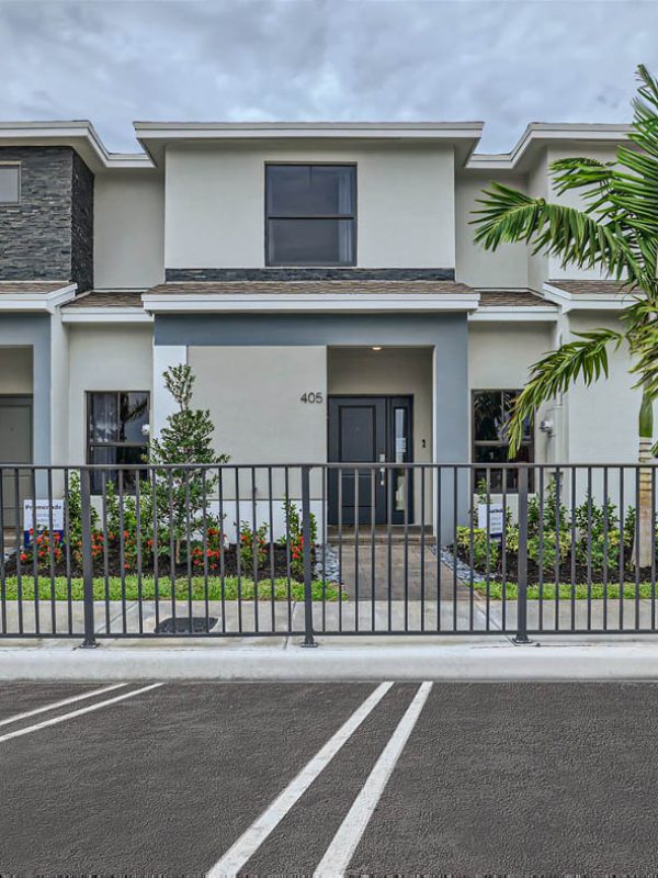 405_NE_1st_Drive_-_Web_Quality_-_000_-_02_Exterior_Front-2-2