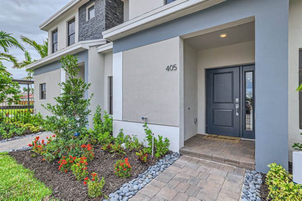 405_NE_1st_Drive_-_Web_Quality_-_003_-_06_Exterior_Front_Entry