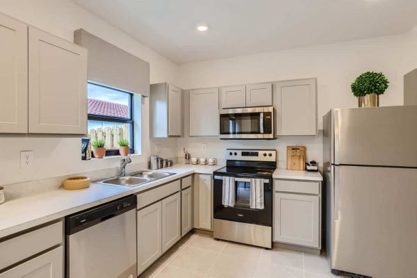 405_NE_1st_Drive_-_Web_Quality_-_008_-_12_Kitchen