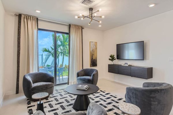 robie_0031_1567_SE_7th_Ct_-_Web_Quality_-_007_-_11_Living_Room-2