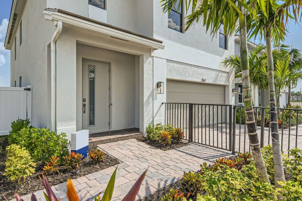 robie_0033_1567_SE_7th_Ct_-_Web_Quality_-_005_-_07_Exterior_Front_Entry-2